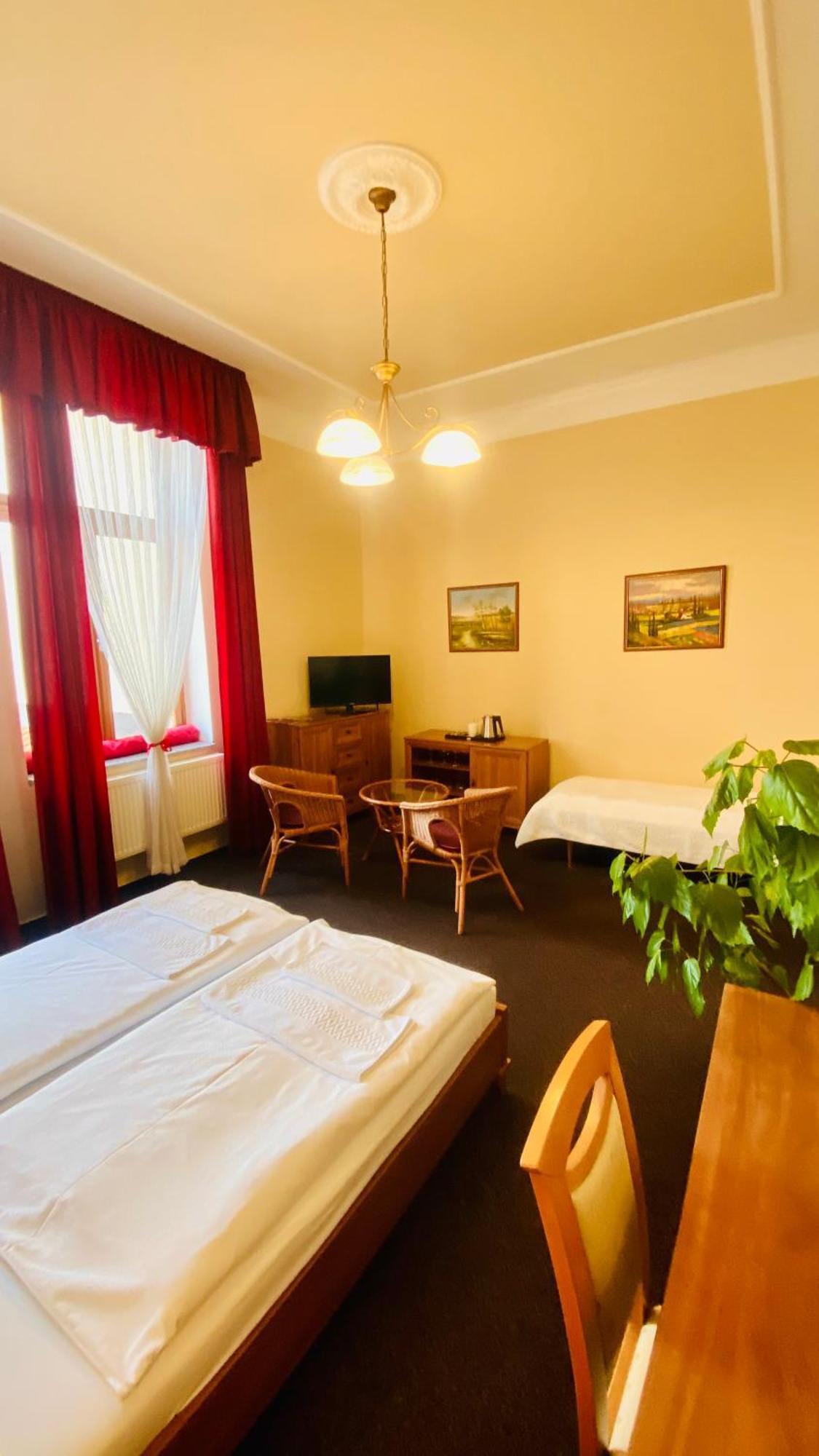 Penzion Cerny Kun Hradec Králové Zewnętrze zdjęcie