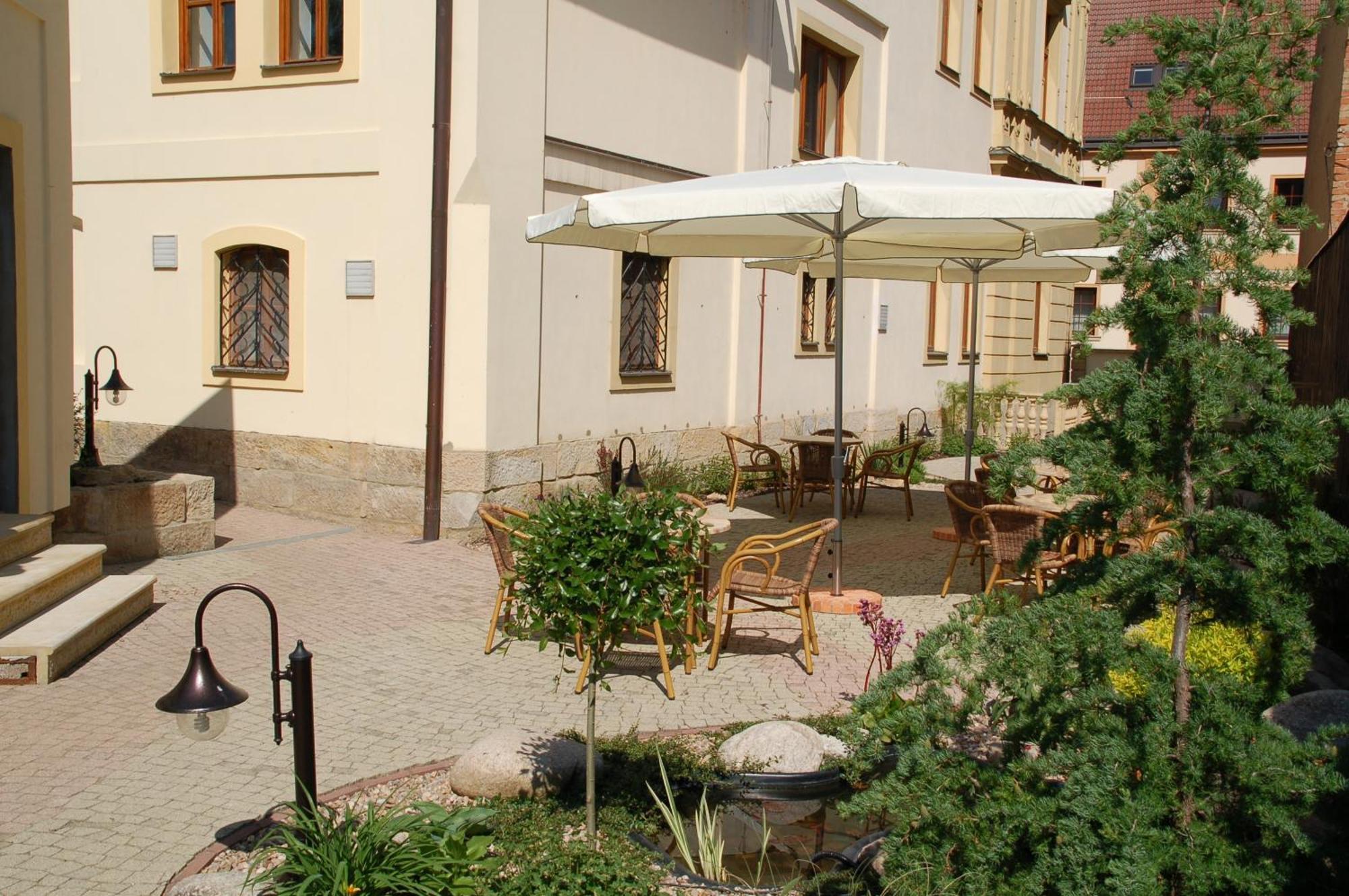 Penzion Cerny Kun Hradec Králové Zewnętrze zdjęcie